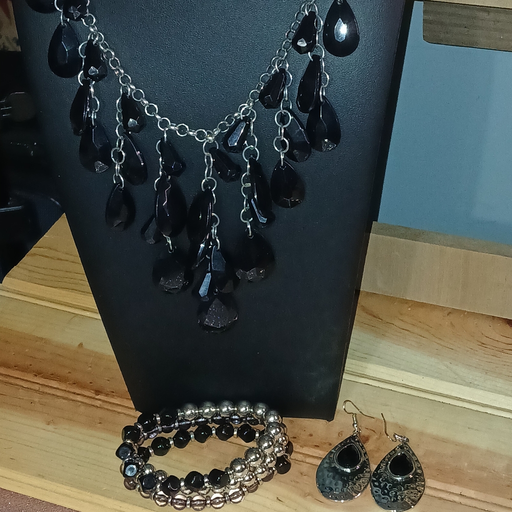 Elegant Black and Silver Jewelry Set